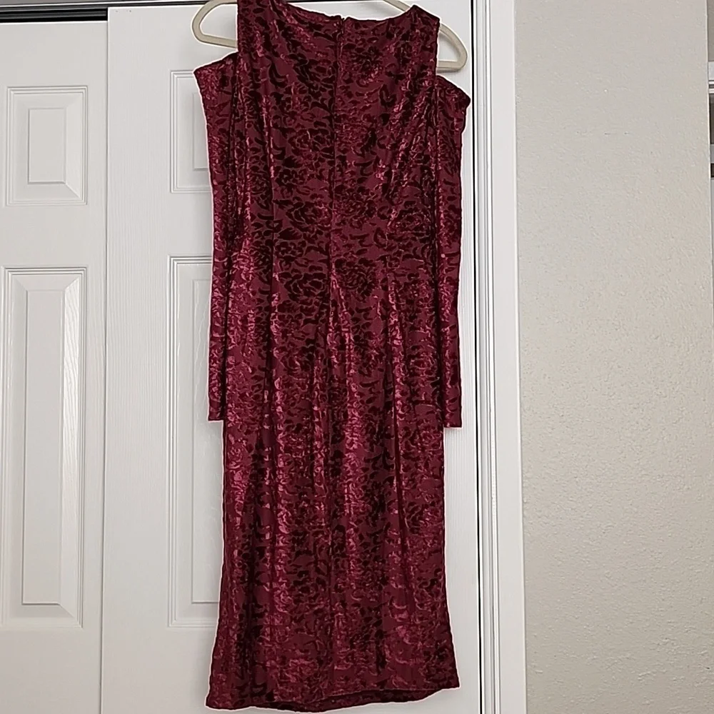 Embossed dress - Picture 2 of 2